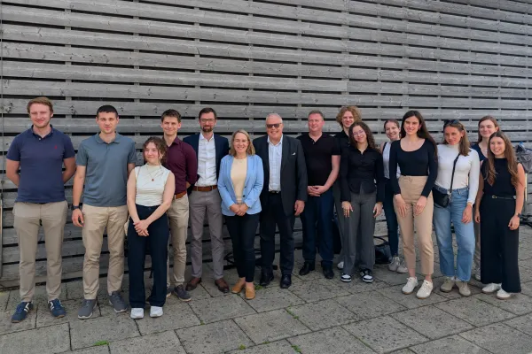 Gruppenbild mit den Besuchern der Universität Linz