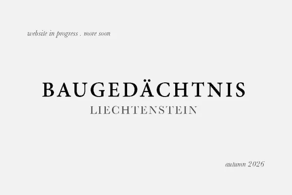 Graue Kachel mit dem Titel "Baugedächtnis Liechtenstein"