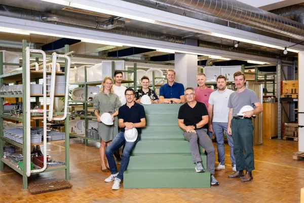 Gruppenfoto in einem Bauteillager