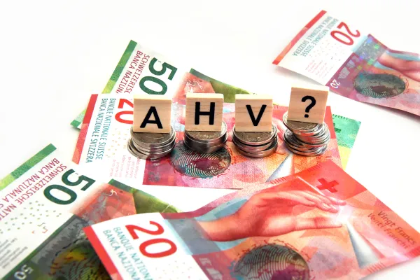 Symbolbild zu Kommentar AHV, Geldscheine mit Schriftzug AHV