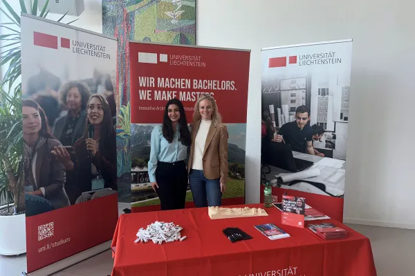 Zwei Frauen auf Messestand