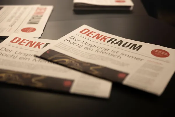 Mehrere Exemplare der Denkraum-Zeitung liegen auf dem Tisch