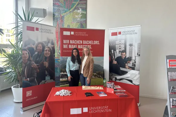 Zwei Frauen auf Messestand