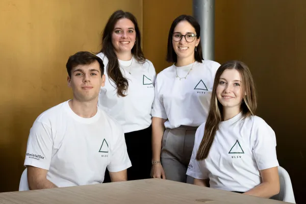 Vier Mitglieder der Studierendenvertretung ULSV sitzen gemeinsam an einem Tisch.