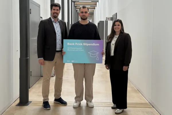 Stipendiat Luca George (mitte) zusammen mit Martin Angerer und Vertreterin Bank Frick