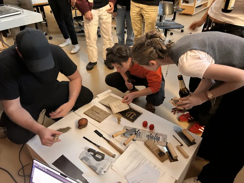 Teilnehmende betrachten ausgestellte Werkzeuge.