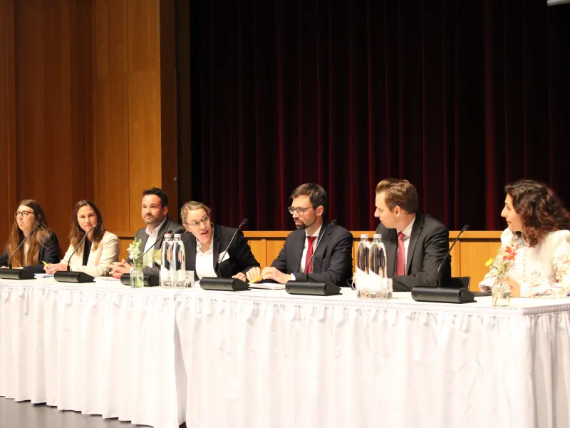 Professorenschaft sitzt an einem Tisch