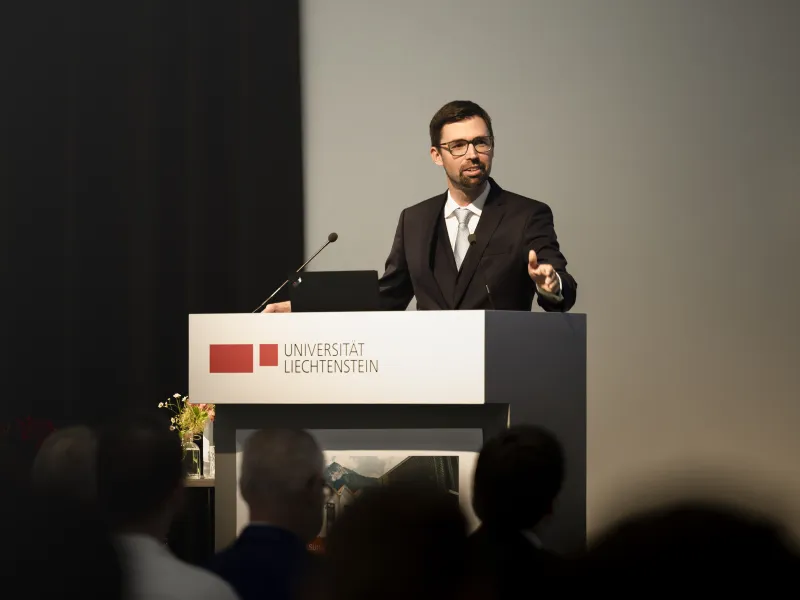 Dozent hält einen Vortrag bei einer Antrittsvorlesung an der Universität Liechtenstein