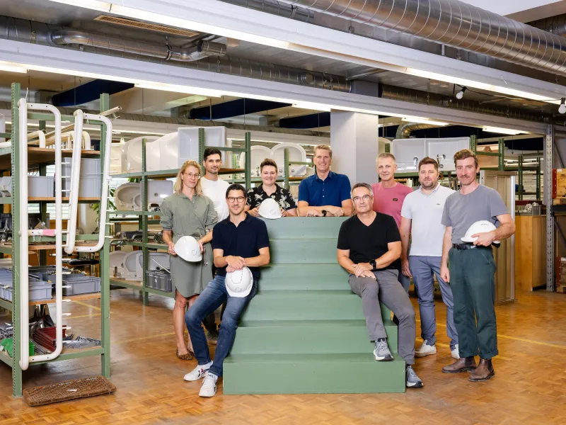 Gruppenfoto in einem Bauteillager