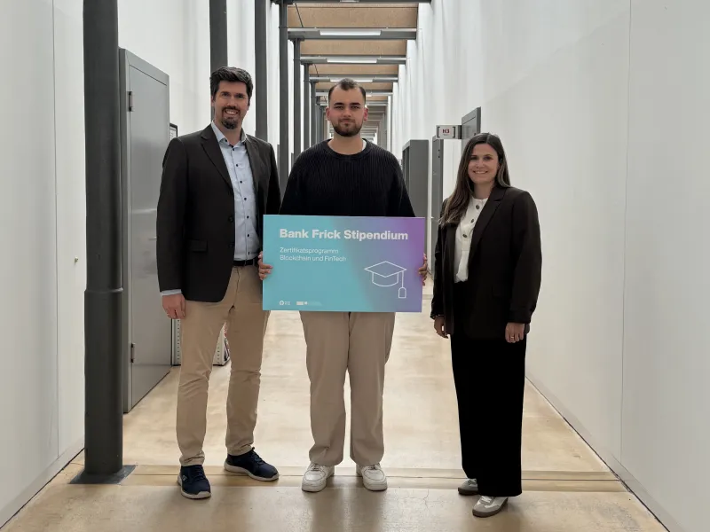Stipendiat Luca George (mitte) zusammen mit Martin Angerer und Vertreterin Bank Frick